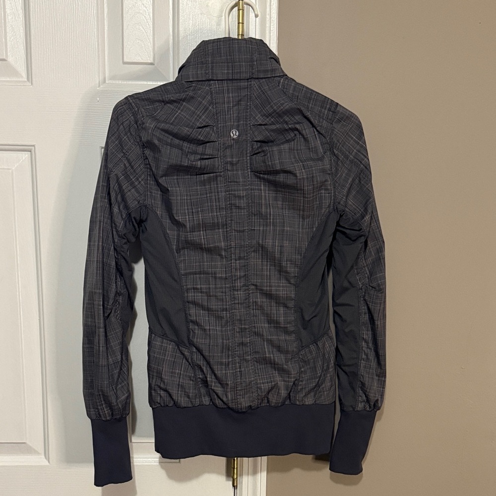 🖤 Lululemon Run: For Your Life Jacket — Black Plaid (Size 4) - Picture 6 of 11